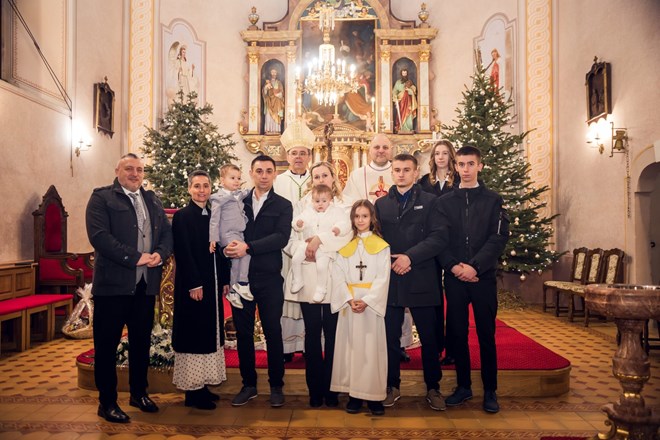 ​Biskup Radoš krstio Tina i Janu, peto i šesto dijete obitelji Broz iz Župe Svibovec